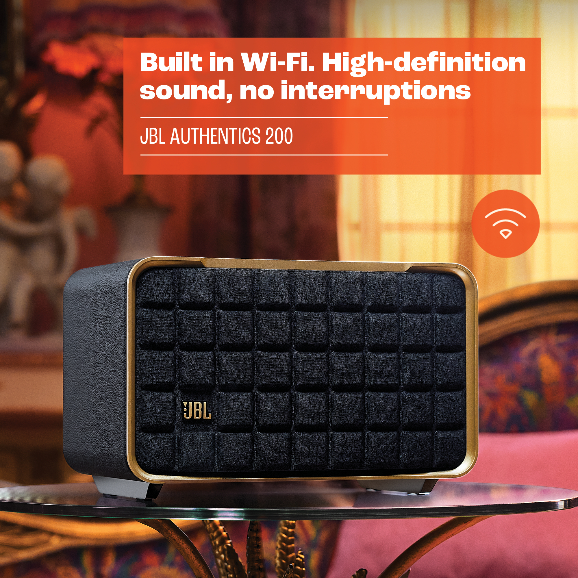 Schwarzer JBL Authentics 200 Lautsprecher mit goldenen Akzenten auf einem Glastisch. Text: Integriertes Wi-Fi.