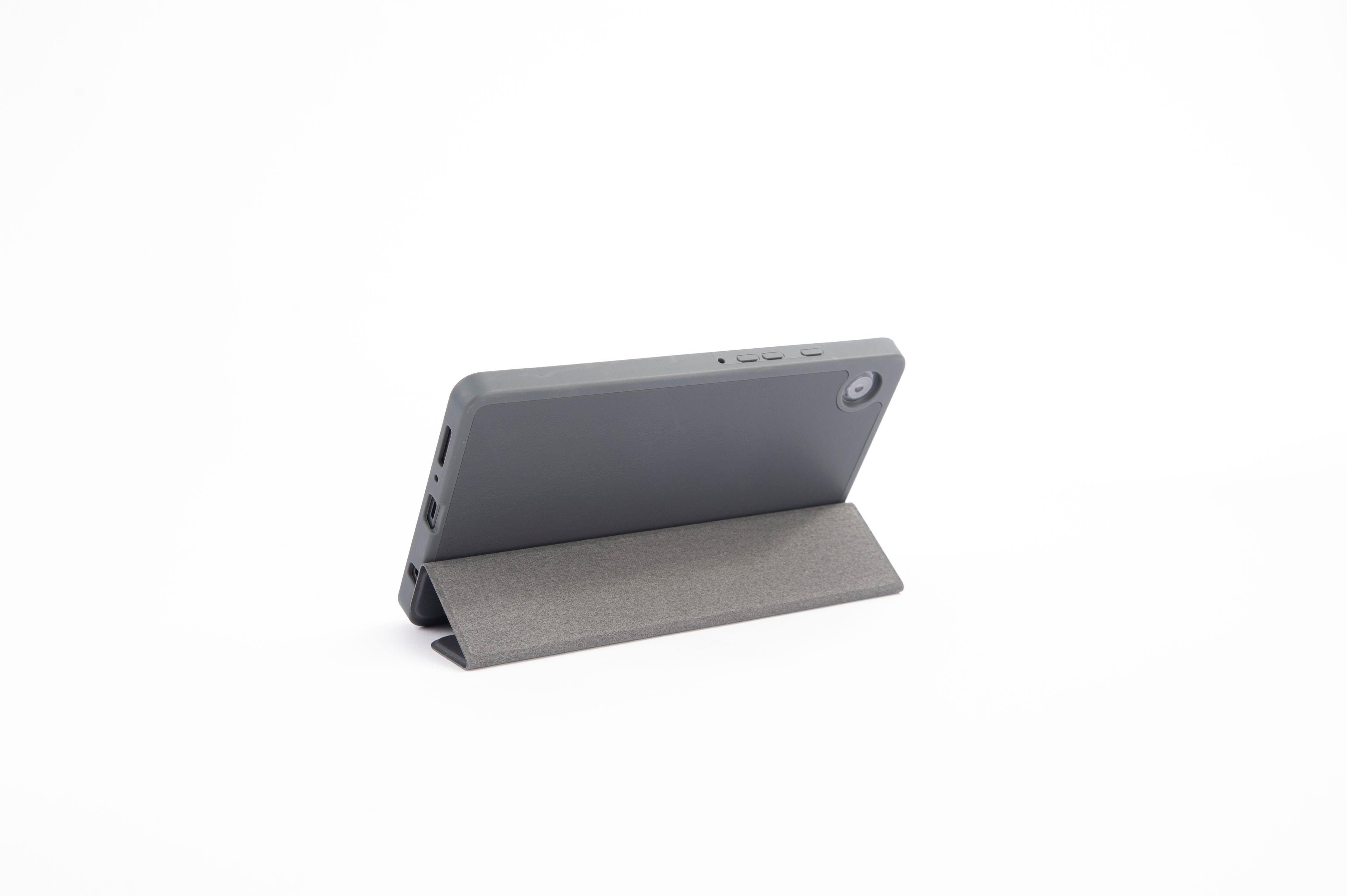 Graues Tablet in einem Ständer auf weißem Hintergrund. Der Bildschirm ist dunkel.