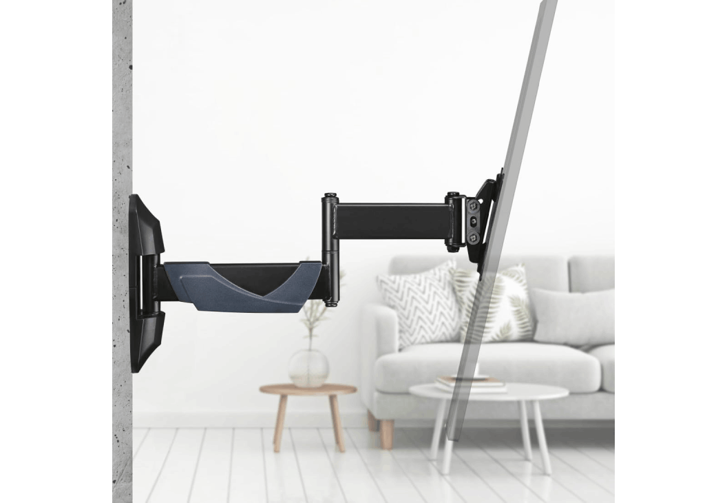 TV montada en pared con brazo ajustable. Sofá y mesa auxiliar al fondo.
