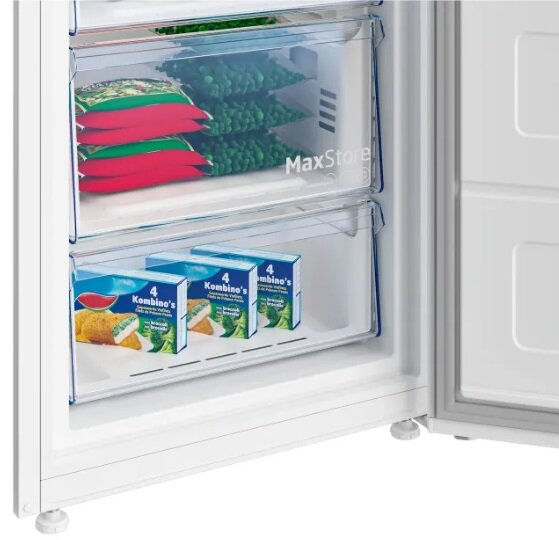 Otwarta zamrażarka. Górna półka z torebkami groszku, dolna z mrożonkami.