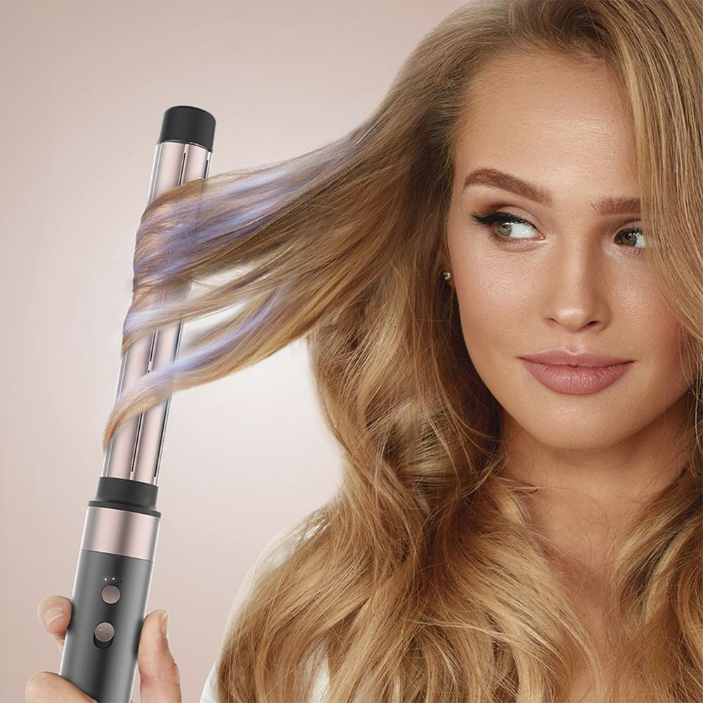 Mujer rizando el cabello con un rizador. Cabello rubio. Rizador negro y oro rosa.