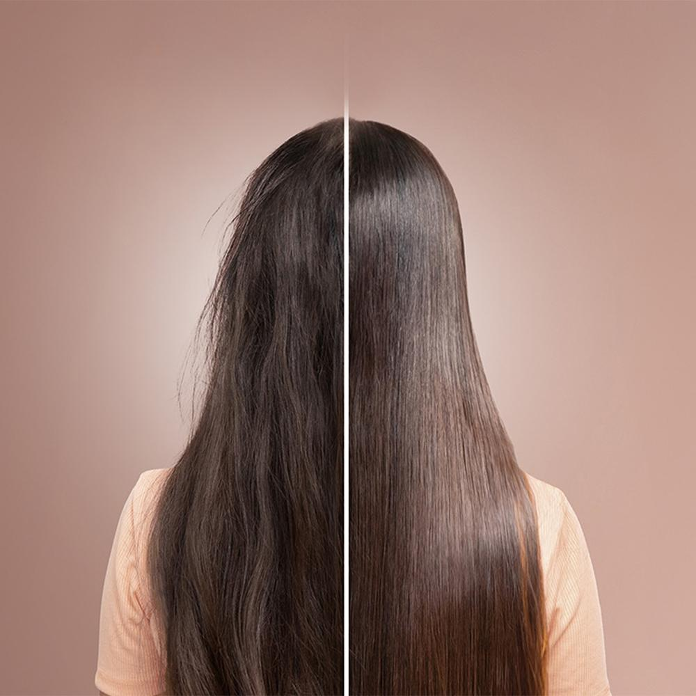 Cabello de mujer antes y después del tratamiento. Lado izquierdo encrespado, derecho liso.