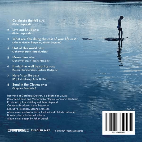 Eine Person steht auf einem Stein im Wasser. Trackliste daneben.