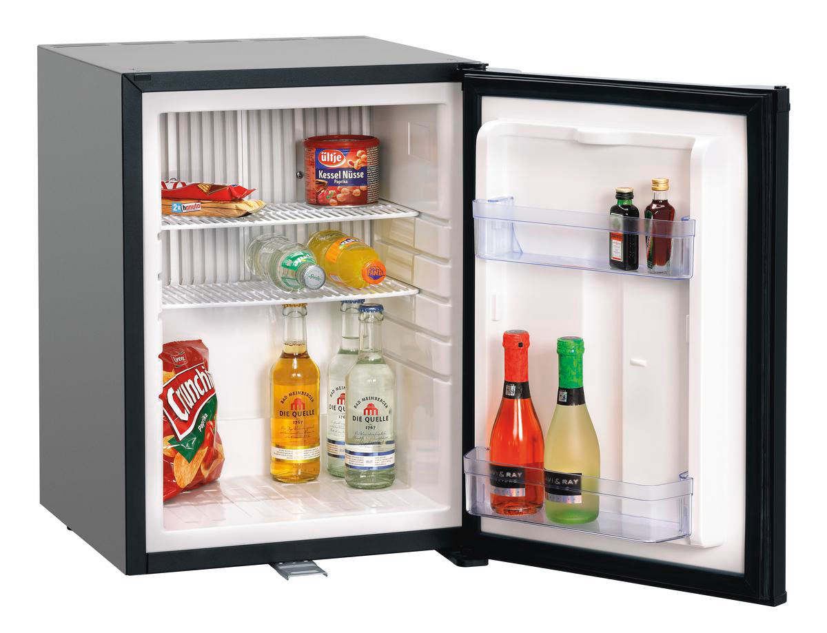 Offener Mini-Kühlschrank mit Lebensmitteln und Getränken. Enthält Chips, Nüsse, Mineralwasser und Wein. Die Tür ist geöffnet, vor weißem Hintergrund.