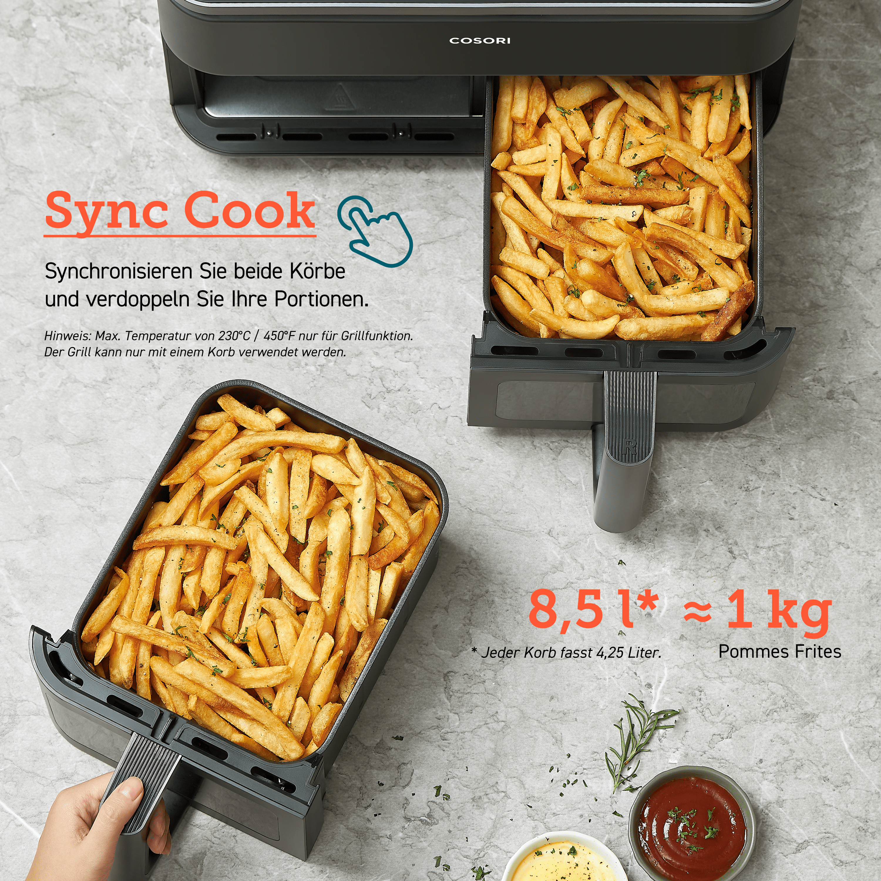 Heißluftfritteuse mit Pommes Frites im Korb und Ketchup und Mayo.