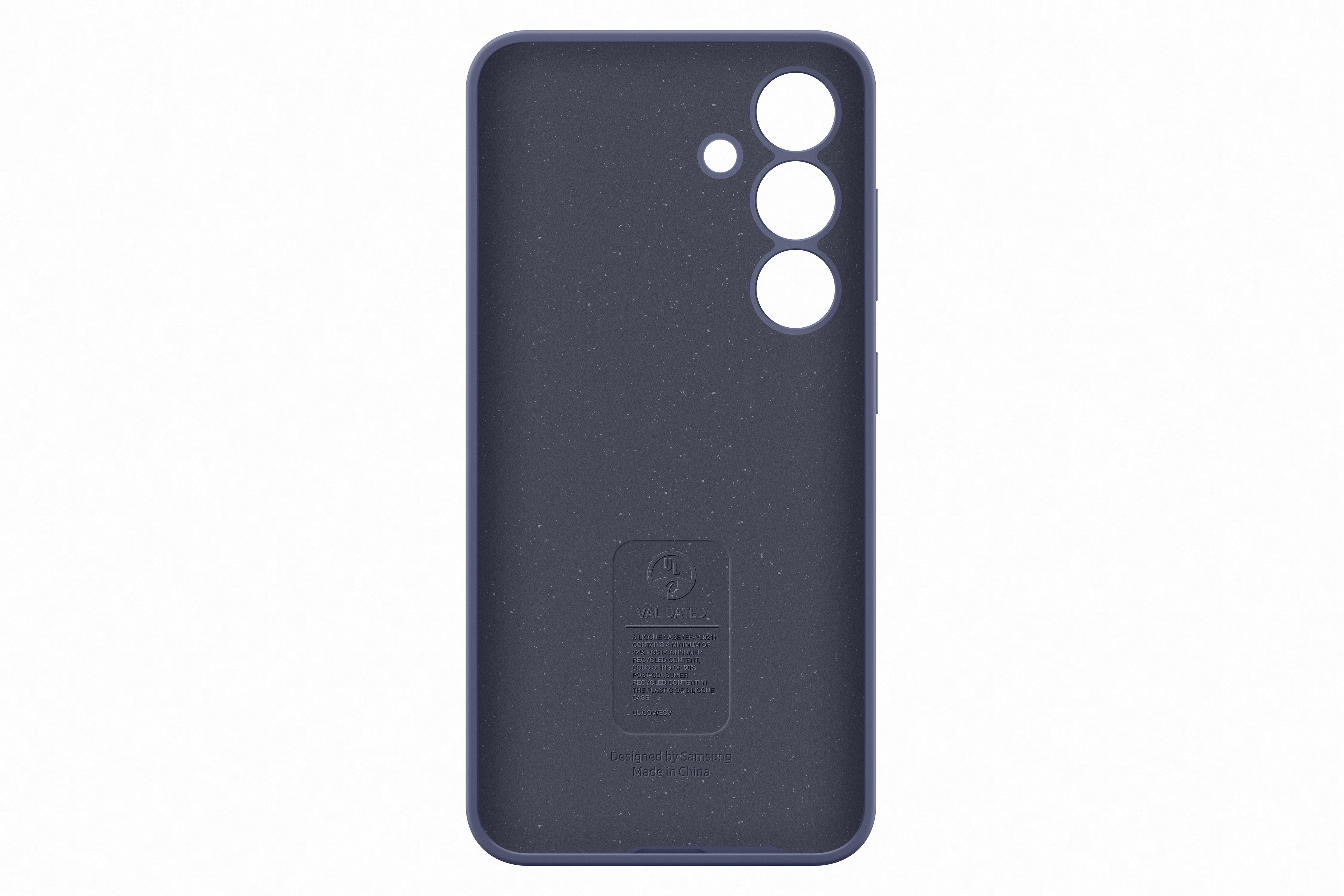 Koyu mavi telefon kılıfının içi, etiket ve telefon kameraları için delikler.