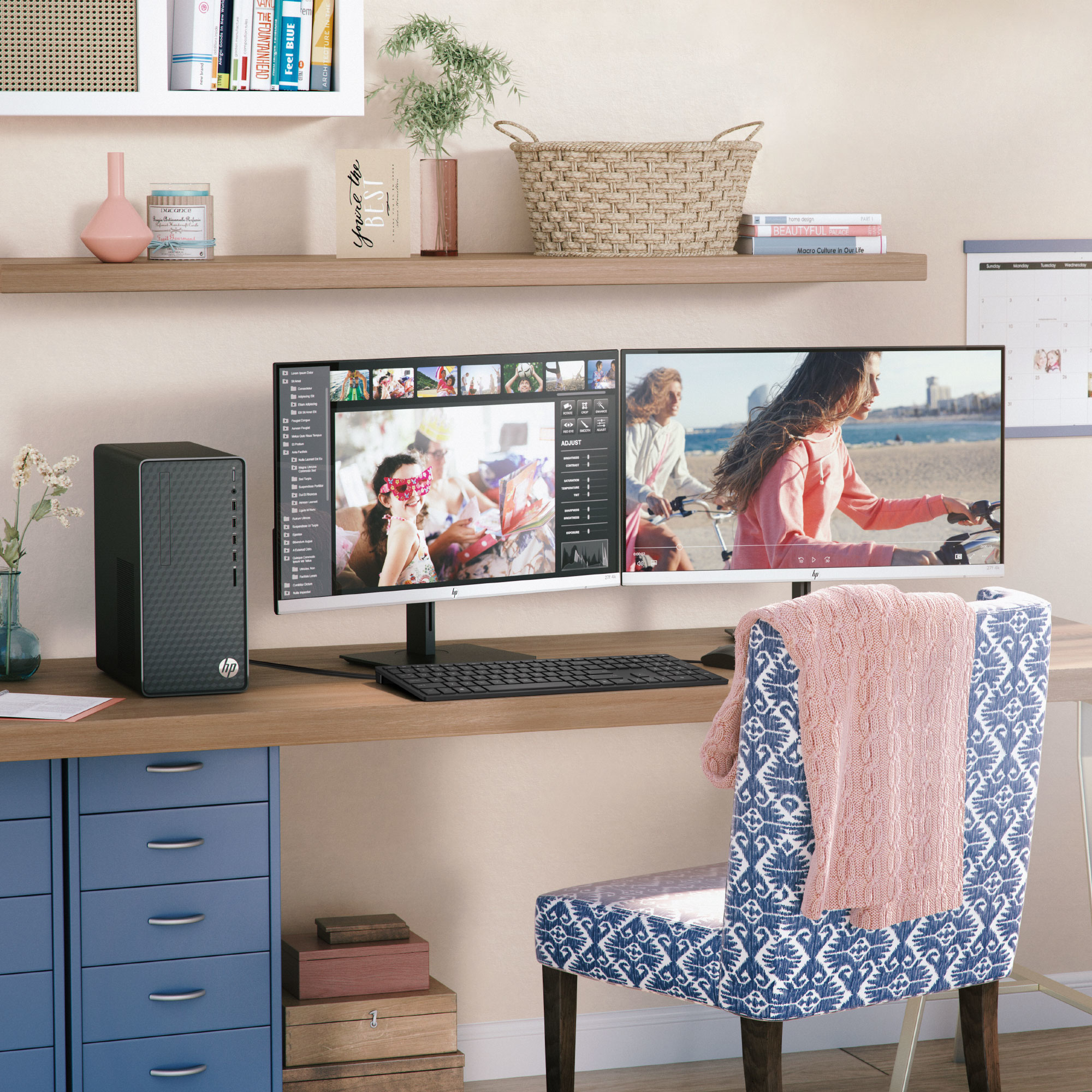 Ein Schreibtisch mit zwei Computermonitoren, einem Desktop-Computer und Schreibtischzubehör.