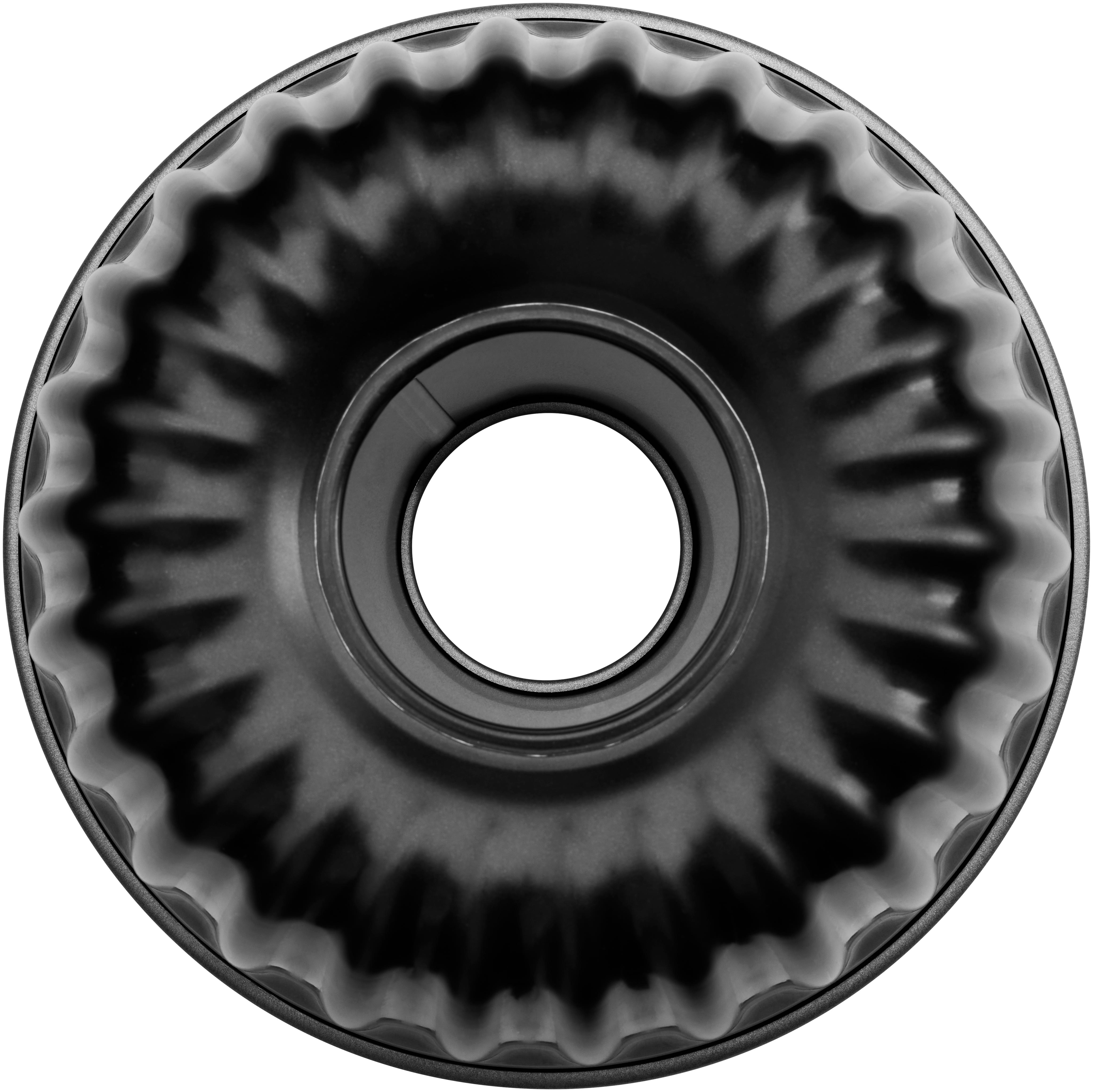 Schwarze, geriffelte, runde Kuchenform mit weißem Innenraum und dunklem Äußeren.