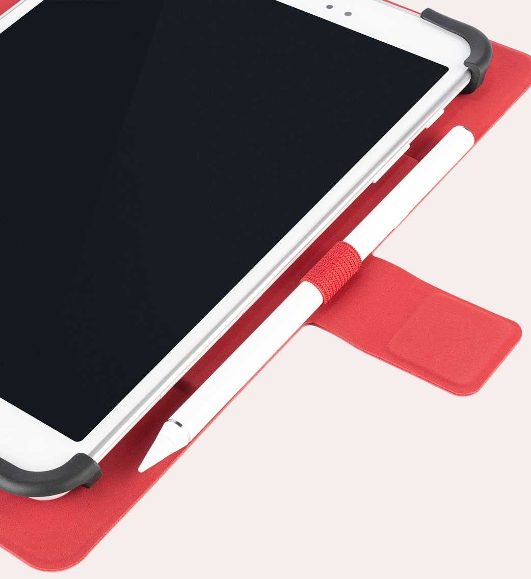 Un tablet in una custodia rossa, con uno stilo bianco sul lato.