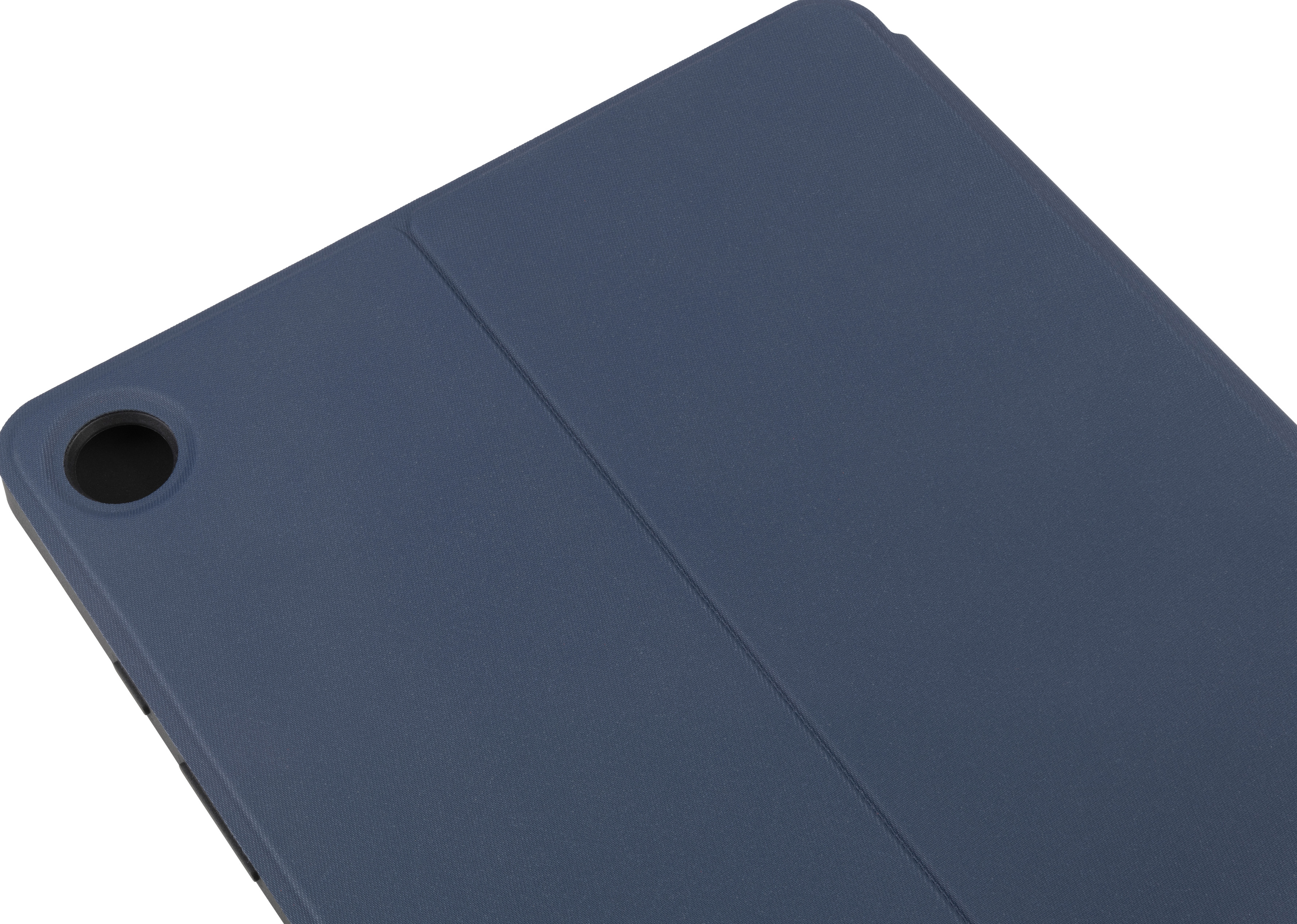 Dunkelblaue Tablethülle mit Kameraloch und strukturierter Oberfläche, schräge Ansicht.