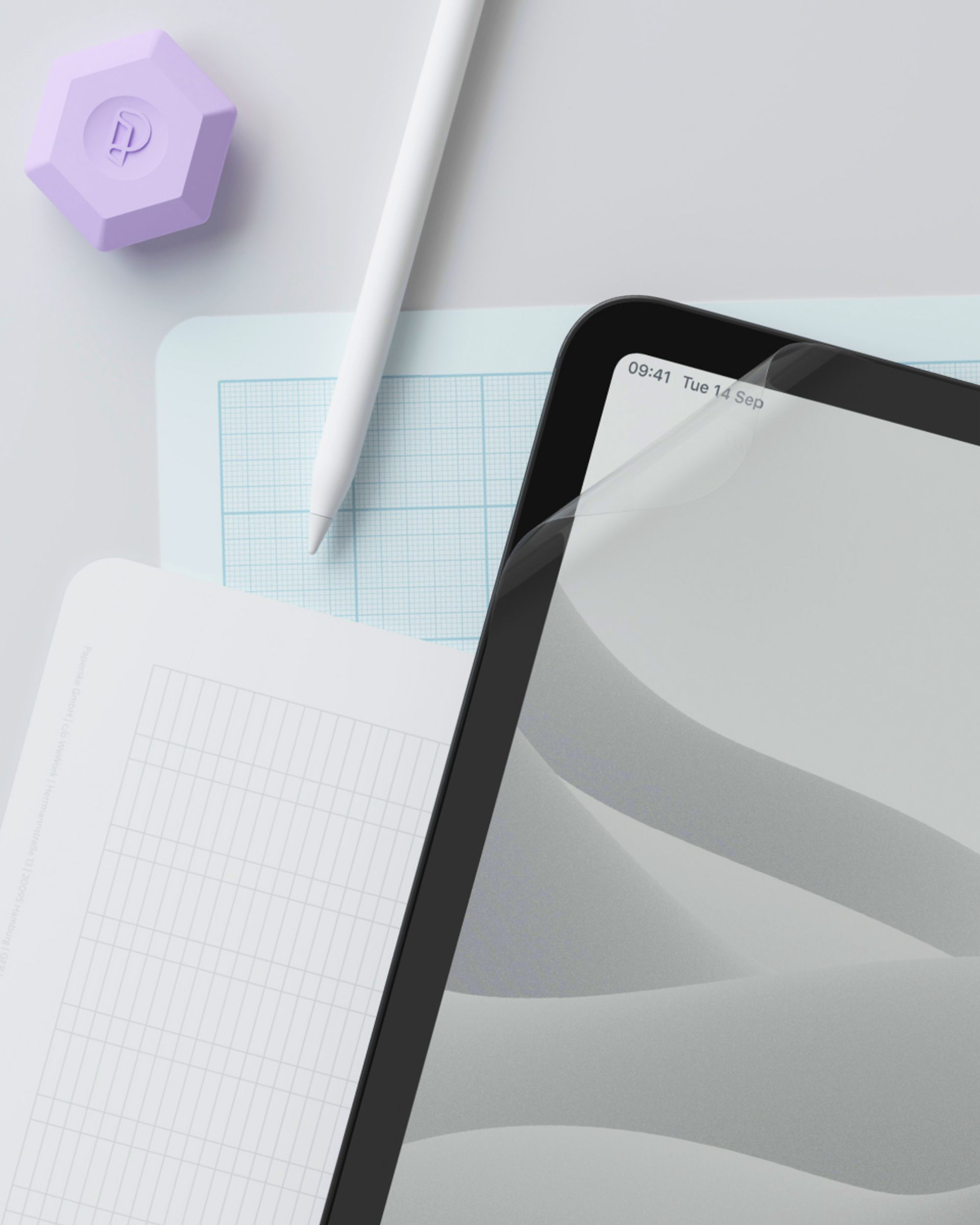 Une tablette avec un crayon, du papier et une gomme violette.