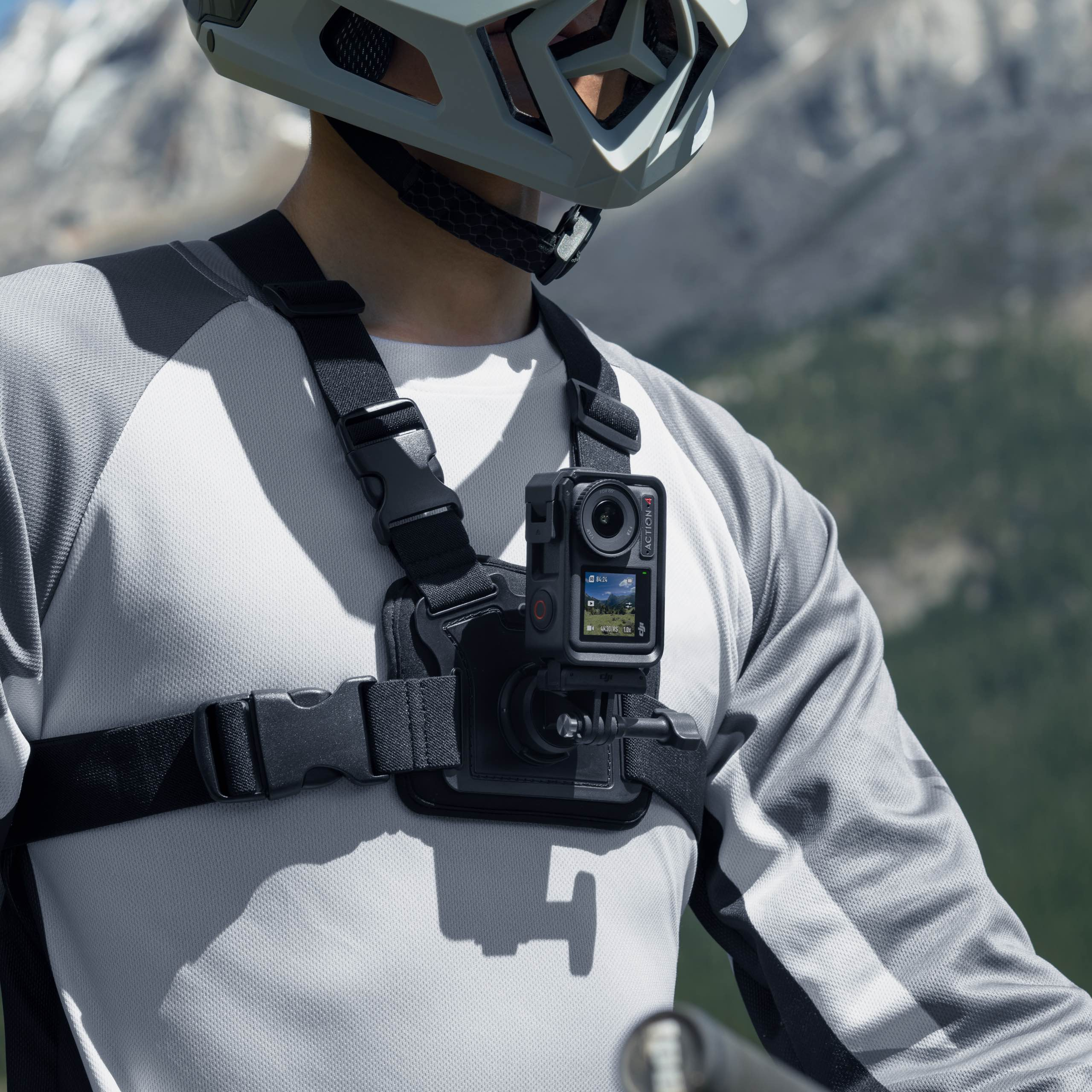 Person mit einer am Brust montierten Action-Kamera und Helm.