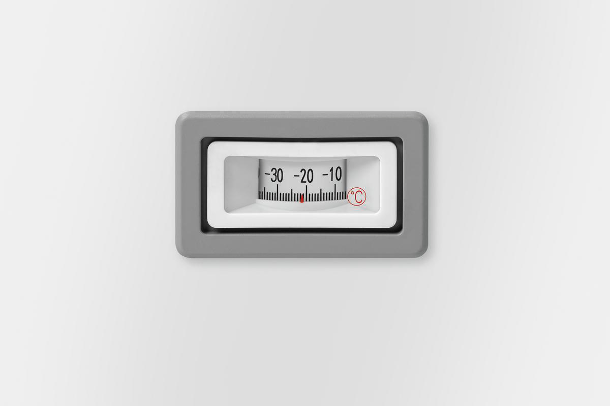 Kühlschrank-Temperaturanzeige, die -20 Grad Celsius anzeigt. Grauer Rahmen. Weißer Hintergrund.