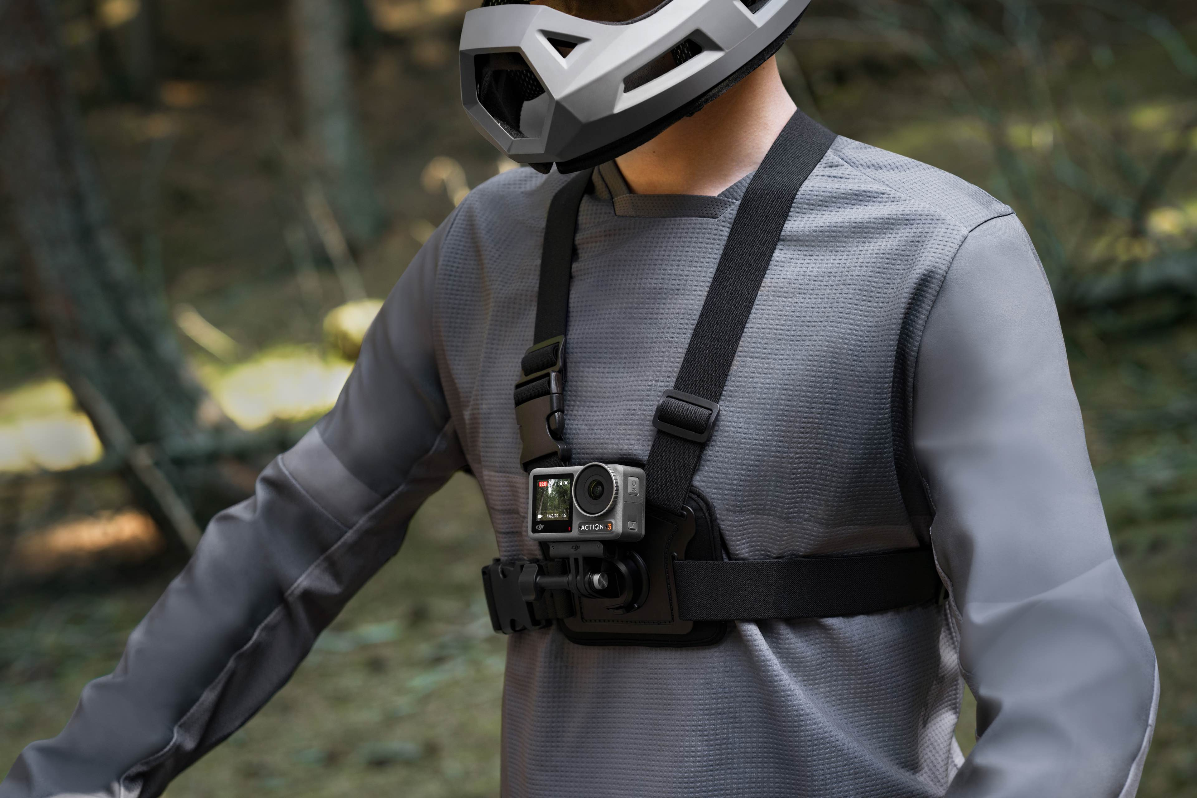 Personne portant une caméra d'action sur la poitrine en forêt.