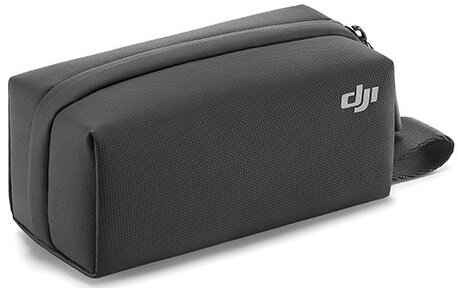 Czarna prostokątna torba z logo DJI, z zamkiem błyskawicznym i paskiem do przenoszenia.