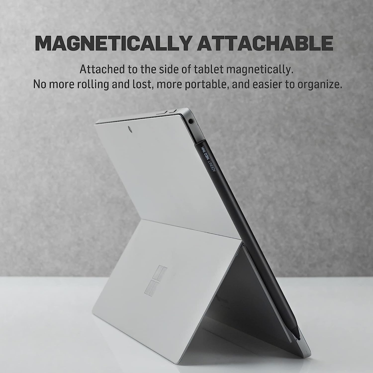 Une tablette argentée avec un stylet noir attaché. Le texte indique : 'Fixation magnétique'.