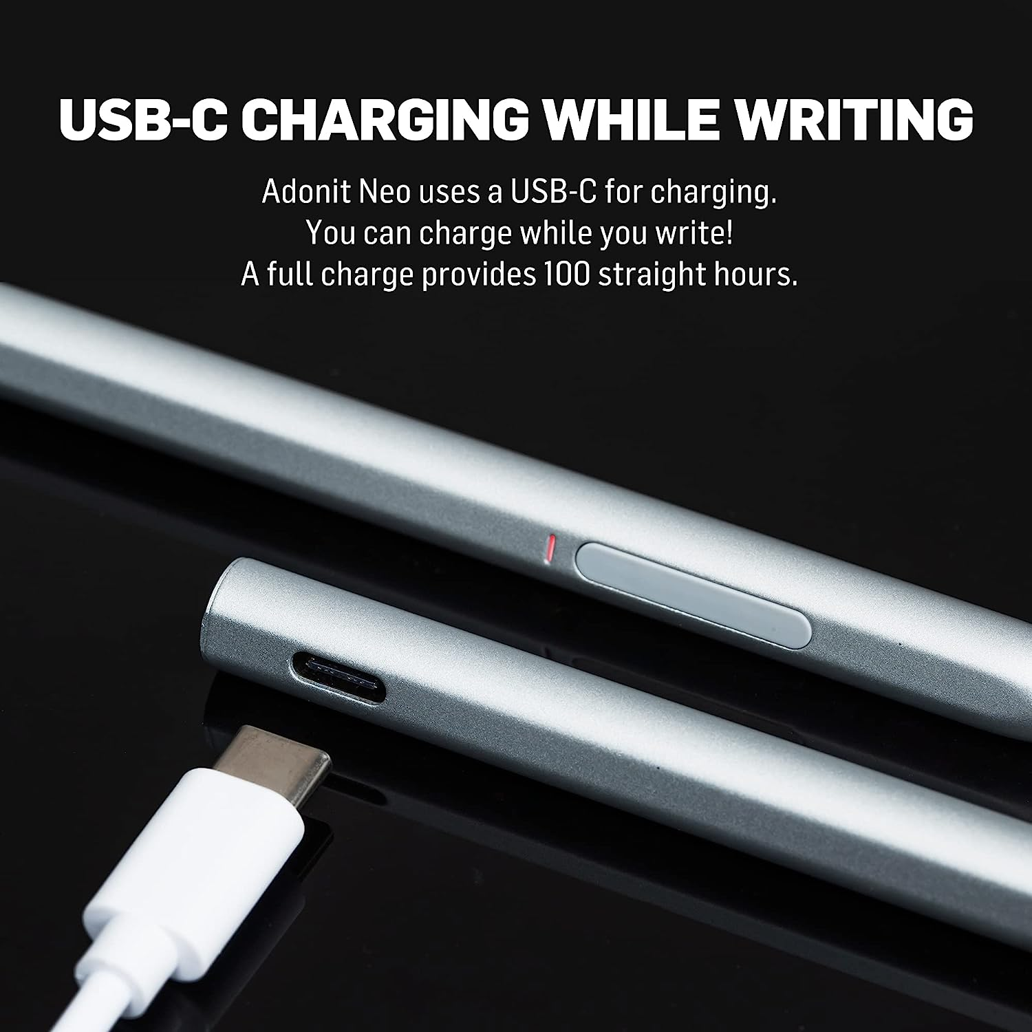 Gros plan d'un stylet argenté avec port USB-C et câble blanc, texte : Chargement USB-C.