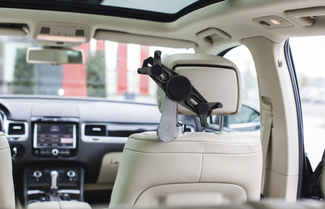 Intérieur de voiture avec un support de tablette sur l'appuie-tête.