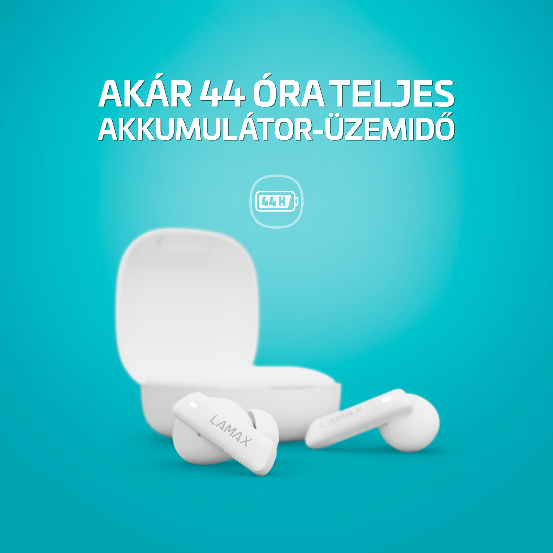 Fehér fülhallgató és töltőtok kék háttéren, szöveggel az akkumulátor élettartamáról.