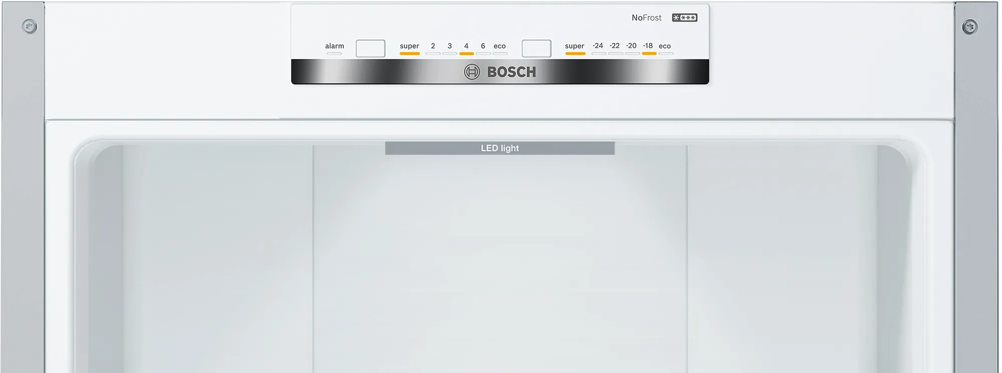 Fehér hűtőszekrény belseje vezérlőpanellel. LED-fény középen. Bosch logó látható.