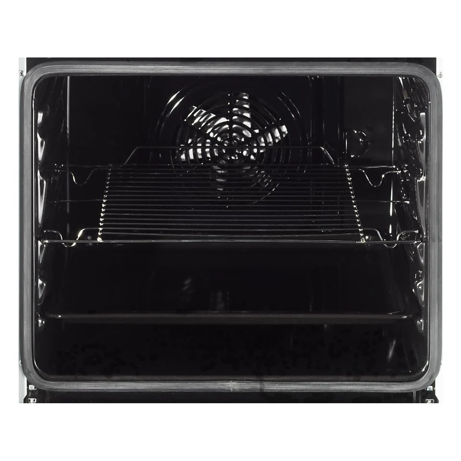 Een oveninterieur. Een ventilator achterin. Een metalen rek en een onderste plank.