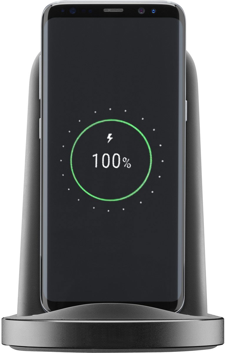 Ein Telefon wird drahtlos auf einer schwarzen Ladestation aufgeladen und zeigt 100%.