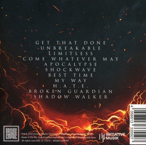 Rückseite einer CD-Hülle mit Songtiteln und einem Logo. Feuerartiger Hintergrund.