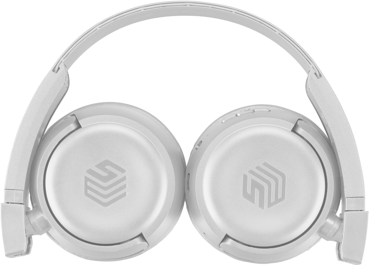 Casque blanc plié avec un logo sur les écouteurs, isolé sur fond blanc.