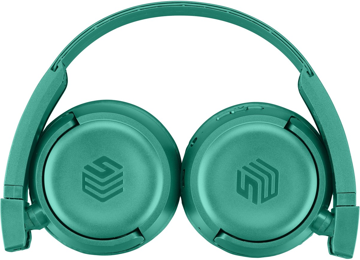 Casque vert plié avec le logo sur chaque écouteur, fond blanc.
