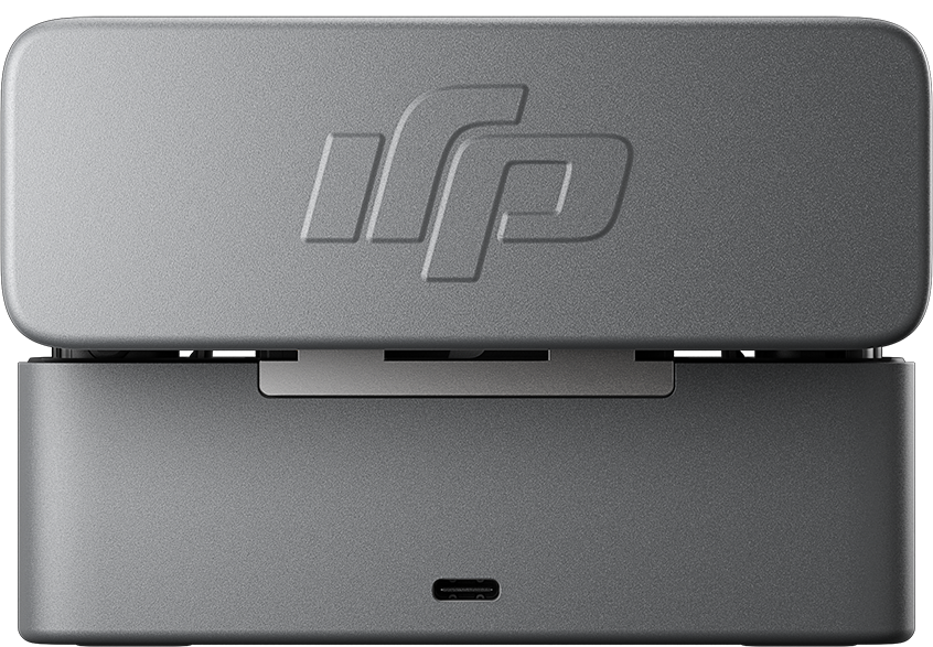 Szürke, téglalap alakú eszköz logóval és USB-C porttal. A felső fele nyitva van.