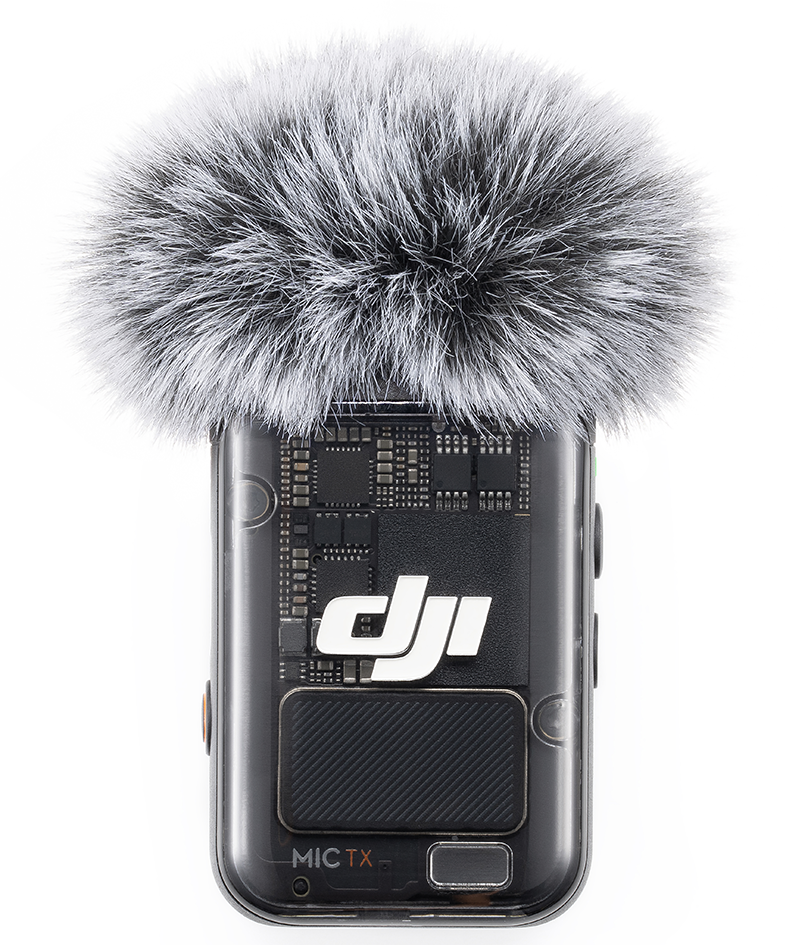 DJI mikrofon szőrös szélvédővel fehér háttér előtt, belső alkatrészeket mutatva.
