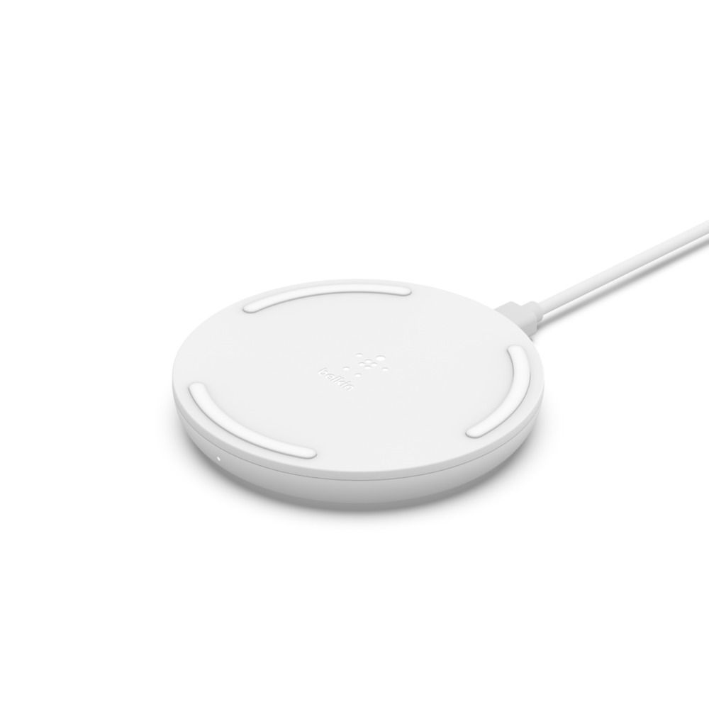 Beyaz kablosuz şarj pedi. Belkin logosu görünür. Beyaz arka plan üzerinde izole edilmiş. Yuvarlak şekil.