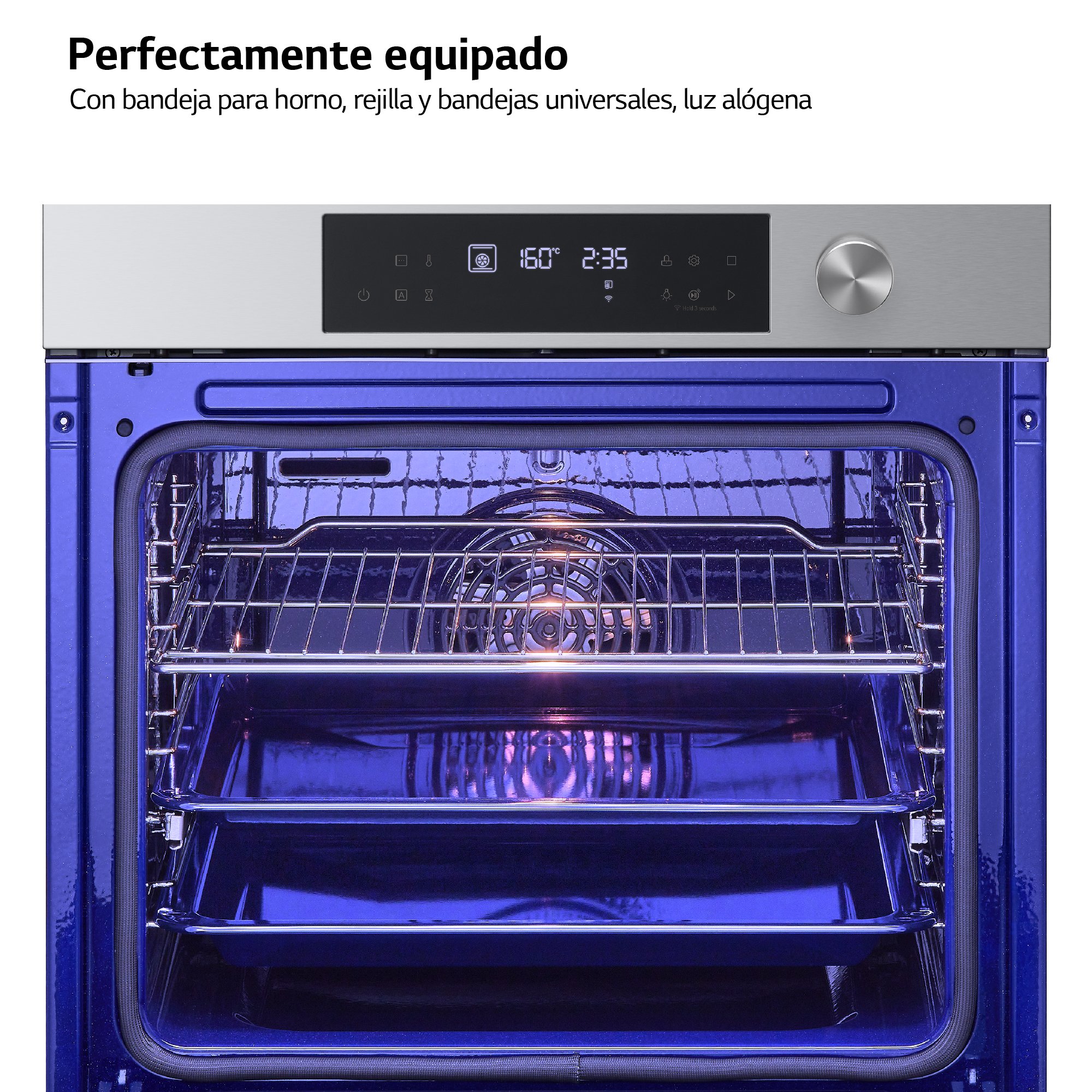 Interior de un horno con interior azul y moldura de acero inoxidable. El horno está encendido.