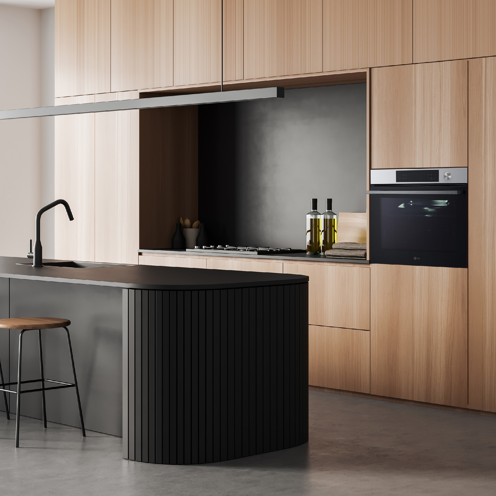 Cocina moderna con gabinetes de madera, isla gris y horno negro. Botellas de aceite de oliva.