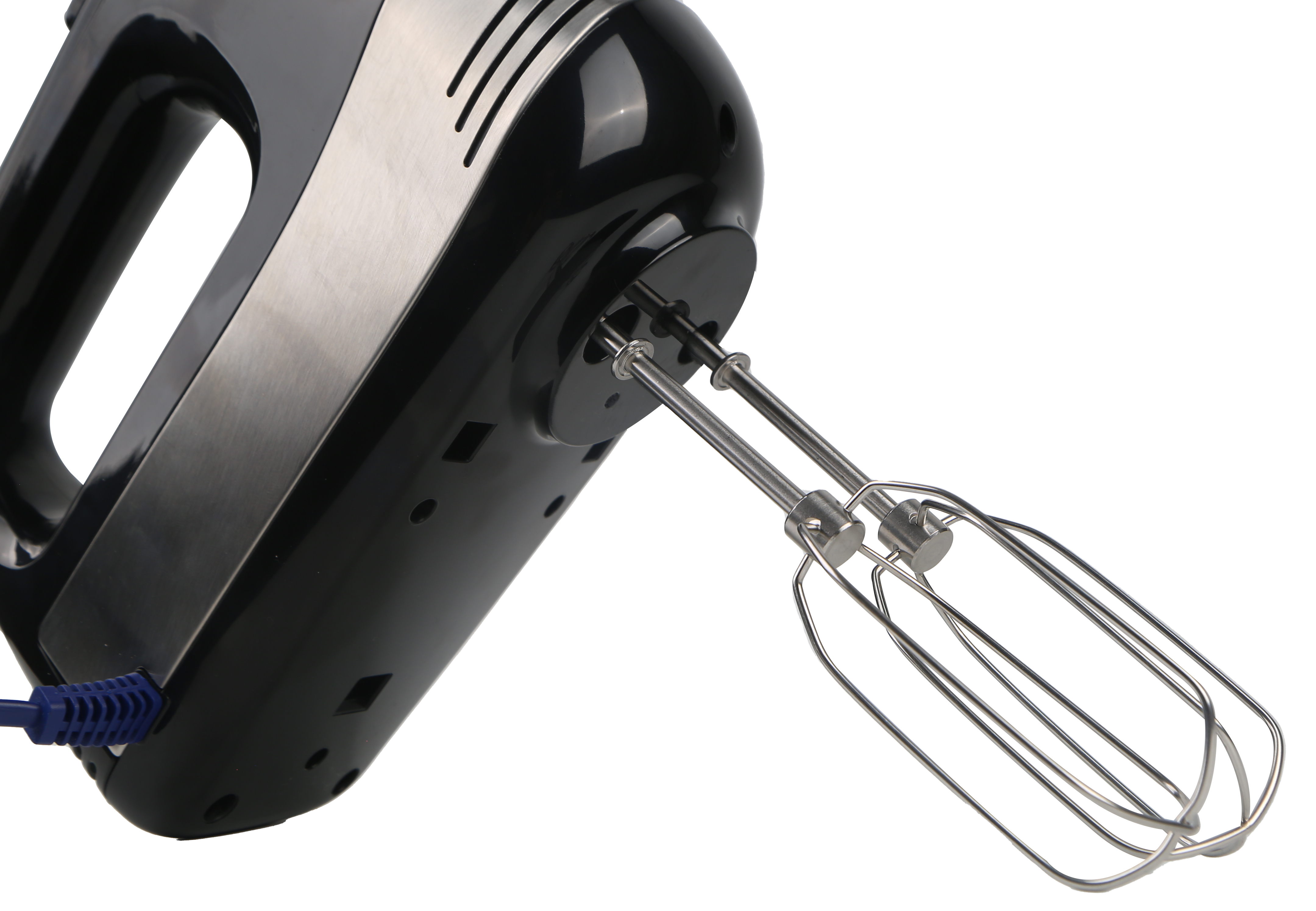 Schwarzer Handmixer mit Schneebesen aus Edelstahl. Kabel und Teil des Griffs sichtbar.