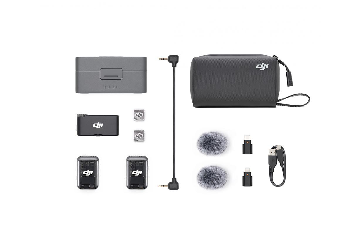 Ein komplettes DJi-Mikrofon-Kit auf einer weißen Oberfläche ausgebreitet.