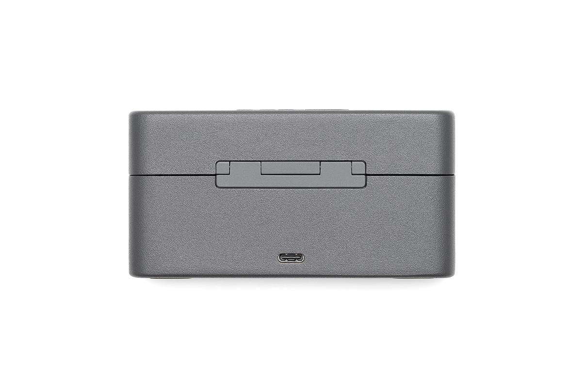 Graues Ladeetui für Ohrhörer, mit offenem Deckel und USB-C-Anschluss.