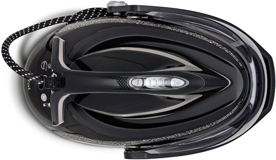 Czarne żelazko o zakrzywionym kształcie, widok z góry. Posiada kabel zasilający, przyciski i wlot wody.