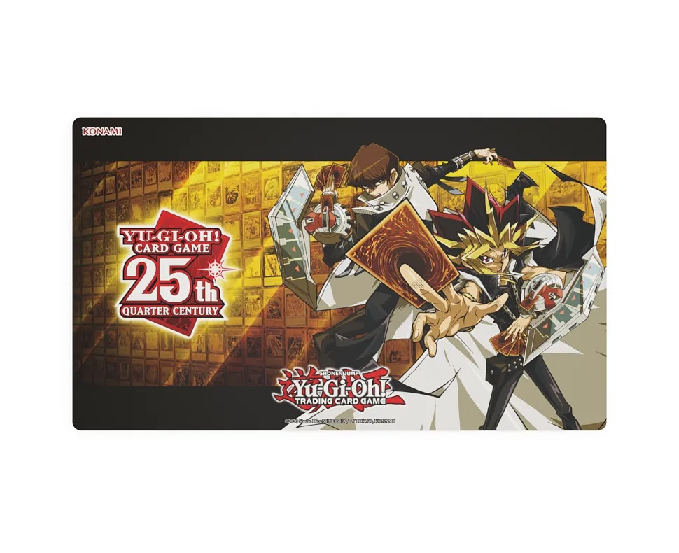 Yu-Gi-Oh!-Kartenspielmatte. Zwei Charaktere stehen sich gegenüber, Karten in den Händen. Die Matte hat Text und Logos.