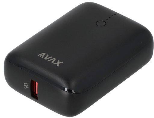 Fekete power bank AVX logóval és USB portokkal. Van egy piros portja.