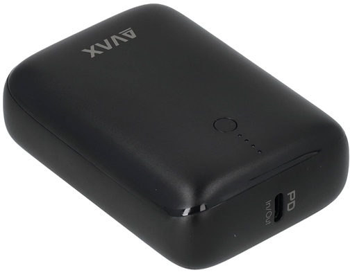 Fekete power bank, bekapcsoló gombbal, USB porttal és PD be/kimenet felirattal.