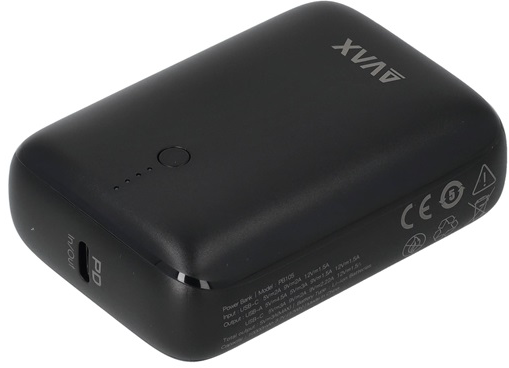 Egy fekete power bank gombbal és LED-jelzőkkel.