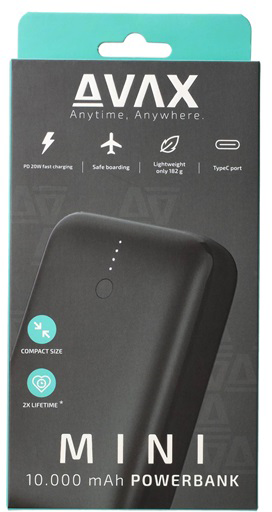 Fekete power bank dobozzal. Szöveg a dobozon. Fehér háttér.