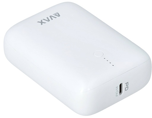 Fehér power bank töltőporttal. Az 'AVAX' márkanév látható.