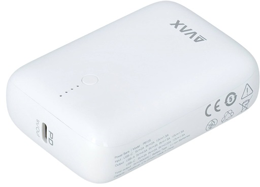 Fehér power bank AVX logóval és USB portokkal. Van rajta egy bekapcsológomb.