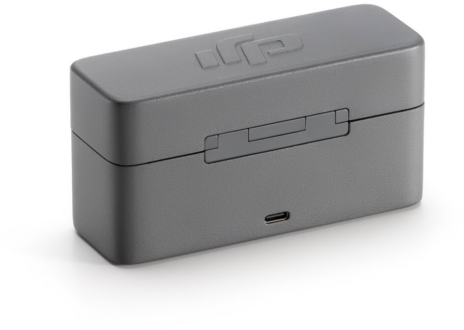 Grauer rechteckiger Koffer mit Deckel, Logo und USB-C-Anschluss.