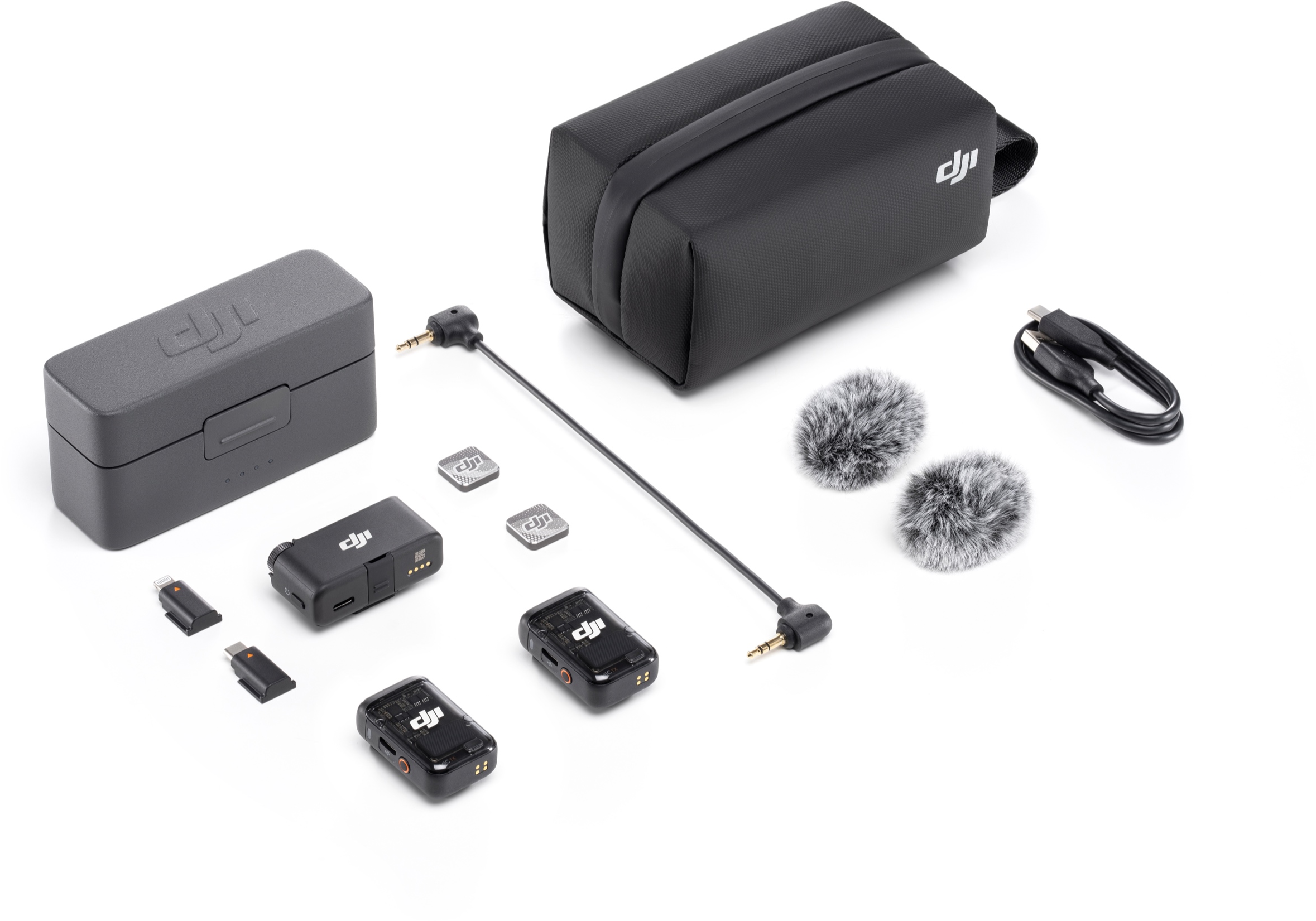 DJI Mikrofon-Kit mit mehreren Komponenten auf weißem Hintergrund.