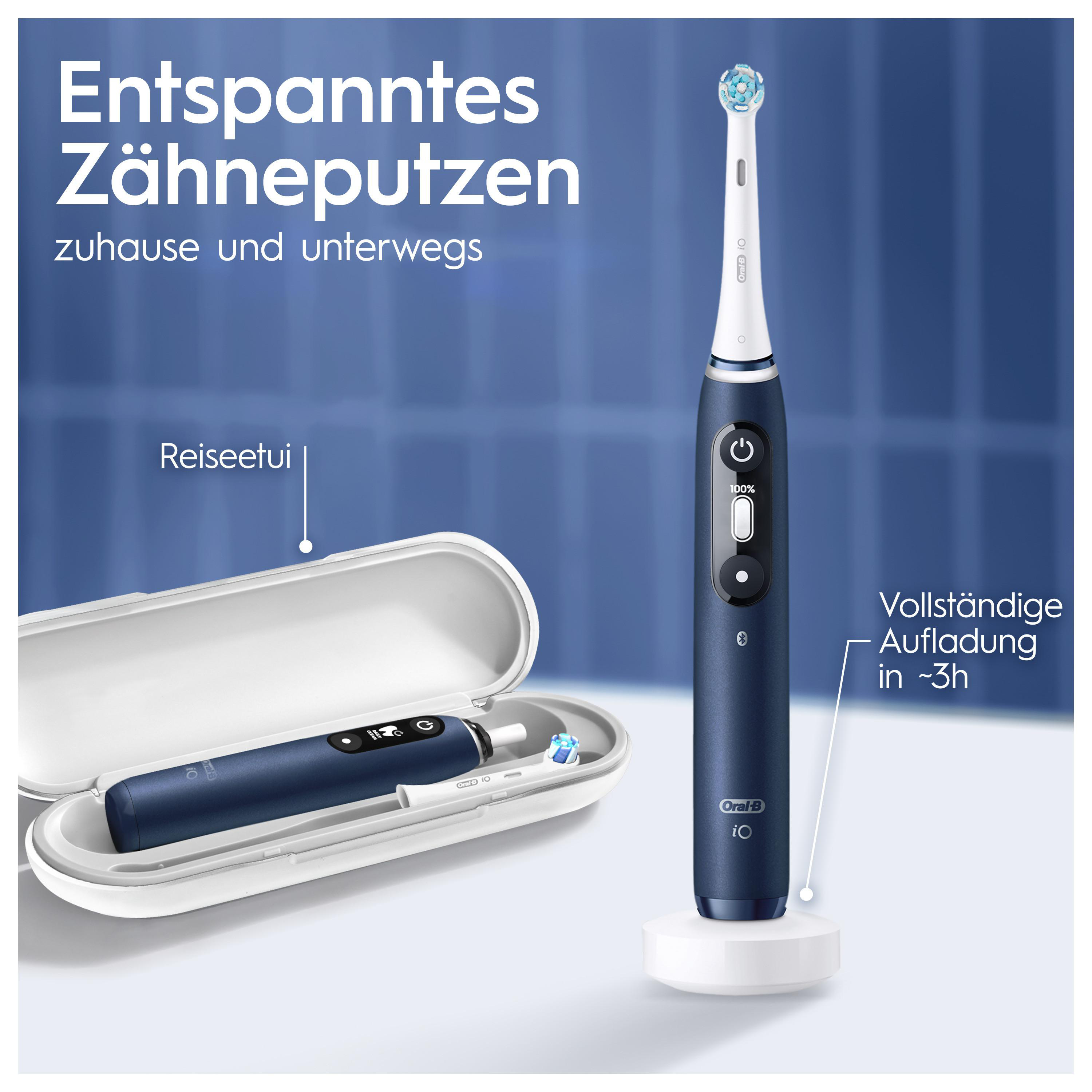 Eine elektrische Zahnbürste auf einem Ständer. Ein Reiseetui enthält eine Zahnbürste.