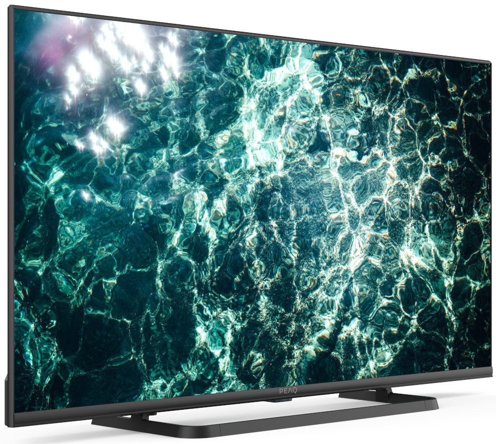 Ein großer schwarzer Fernsehbildschirm zeigt Wasser mit Lichtreflexion. Der Fernseher steht auf einem schwarzen Ständer.
