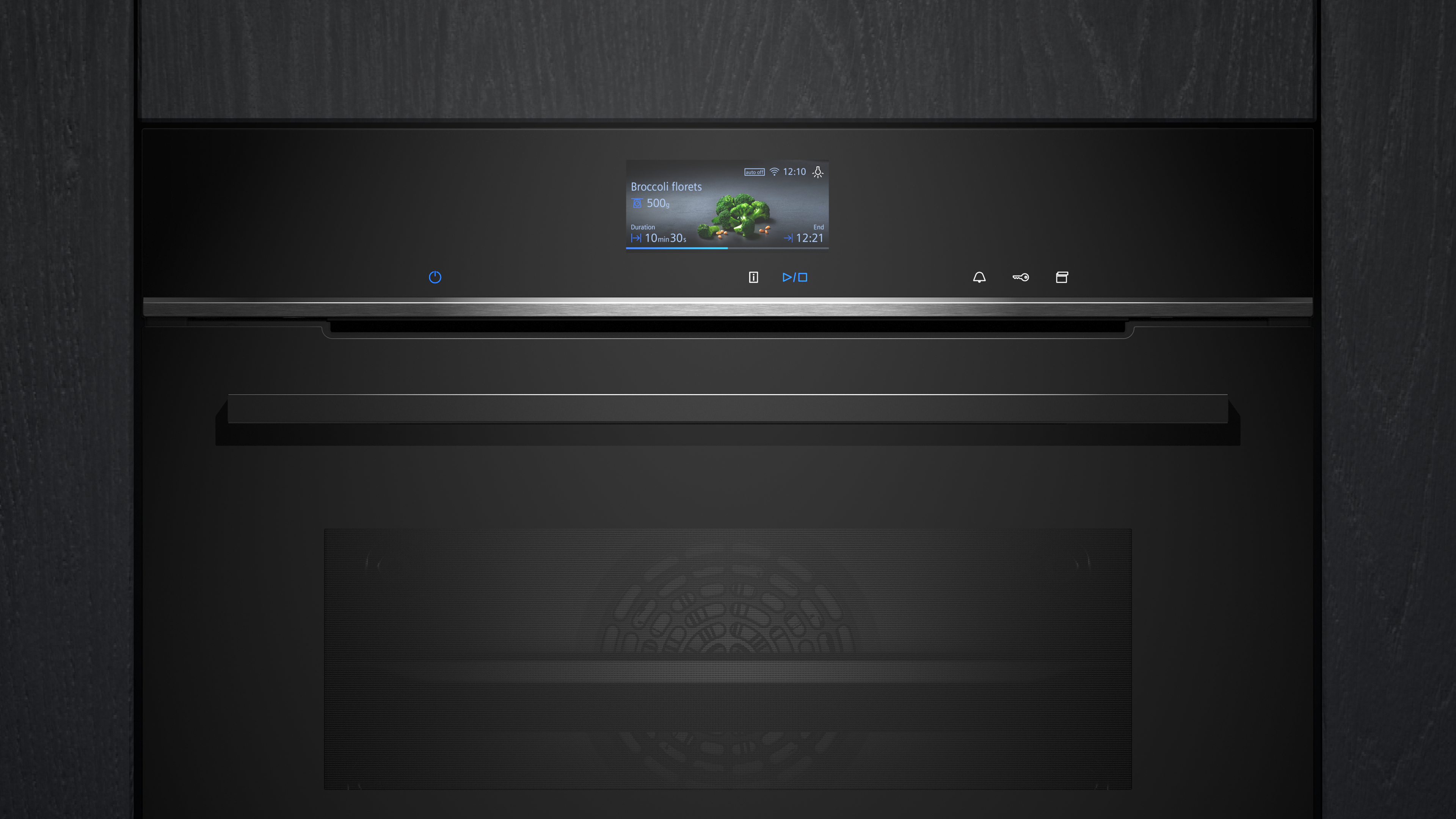 Schwarzer Einbaubackofen mit Display. Der Ofen zeigt Kochinformationen an.